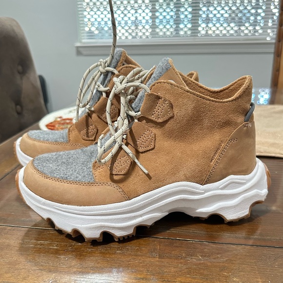 Sorel Women’s Kinetic Breakthru Caribou Waterproof Boots. Size 8 - Picture 1 of 6